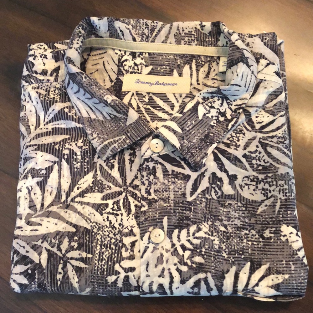 🌴Tommy Bahama Silk Tropical copyrighted pattern short sleeve button down shirt